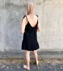 Černé krátké mušelínové šaty na ramínka AMALFI