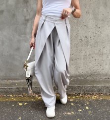 Světle šedé trendy kalhoty s překladem ELYSIA