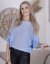 Světle modrý svetřík netopýřího střihu s mašlí na zádech BELLA BOW