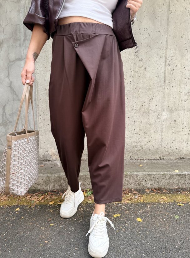 Čokoládově hnědé stylové kalhoty s překladem LUX LYRA