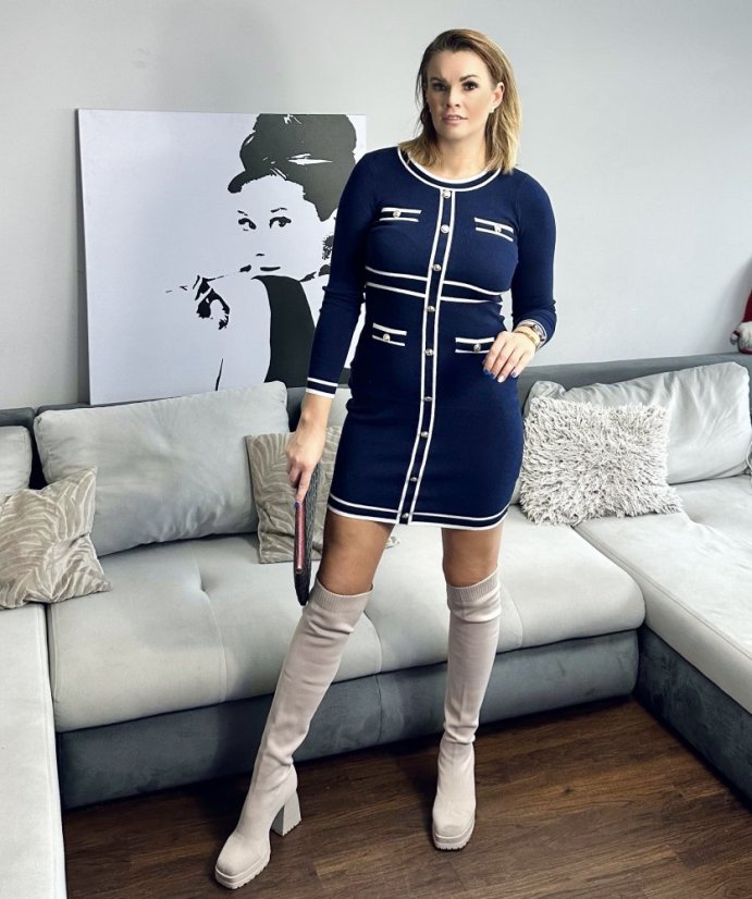 Tmavě modré úpletové šaty zdobené knoflíčky PARISE