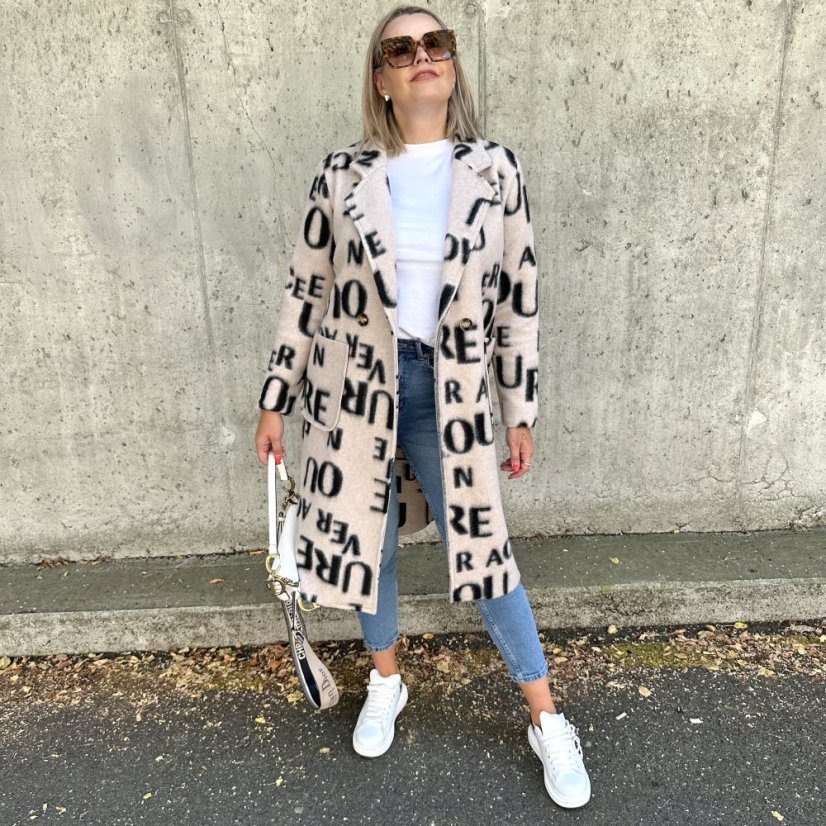 Dlouhý světle béžový kabát se vzorem písmen LETTER