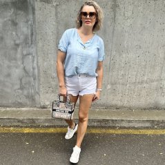 Světle modrá halenka zdobená knoflíkem CLARITY