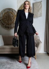 Elegantní kostým s krajkovým zakončením PLEASANT