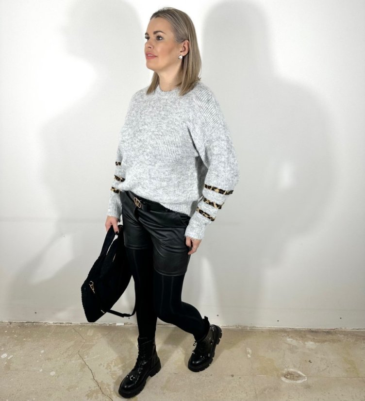 Světle šedý heboučký svetr LEO