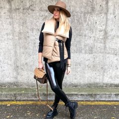 Béžová prošívaná vesta se zapínáním na popruh LIFE