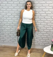 Smaragdově zelené lesklé kalhoty s rozparky CALLI
