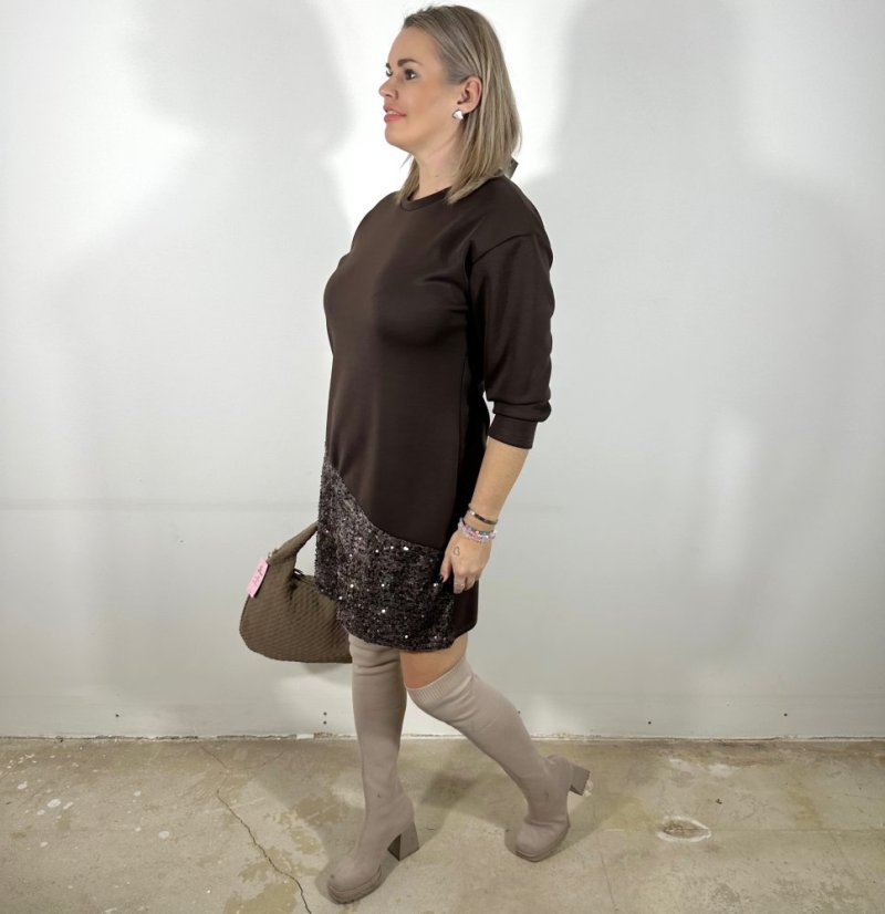 Čokoládově hnědé šaty z máslového materiálu zdobené flitry GLITZ
