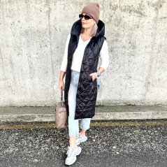 Černá dlouhá stylová prošívaná vesta s kapucí EMMA