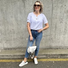 Bílá halenka zdobená knoflíkem CLARITY