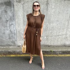 Čokoládově hnědé dlouhé plisé šaty s vycpávkami na ramenech MISSED