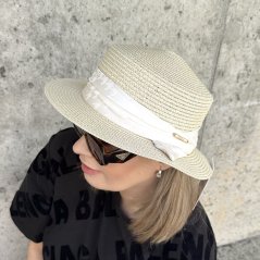 Béžový letní klobouk s bílou stuhou BOHO