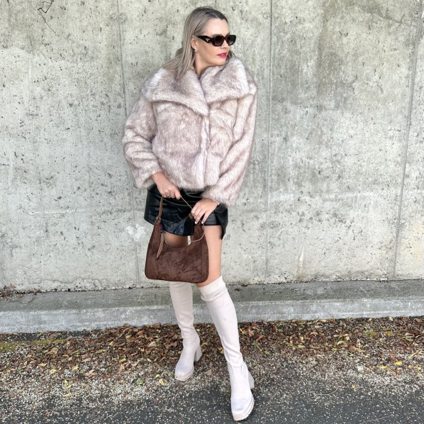 Béžový krátký kožich GLAM FUR - Velikost: UNI - Celková délka: 62 cm Prsa: 112 cm Délka rukávu od podpaží: 41 cm 