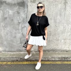 Černá halenka s uzlíkem a náhrdelníkem PRESENC