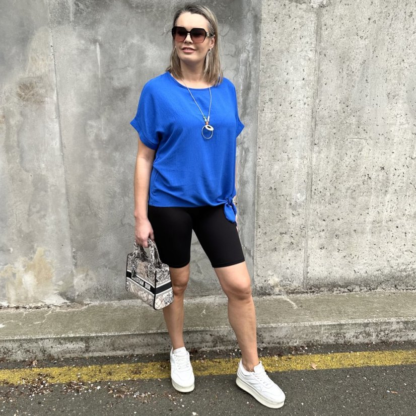 Královsky modrá halenka s uzlíkem a náhrdelníkem PRESENC