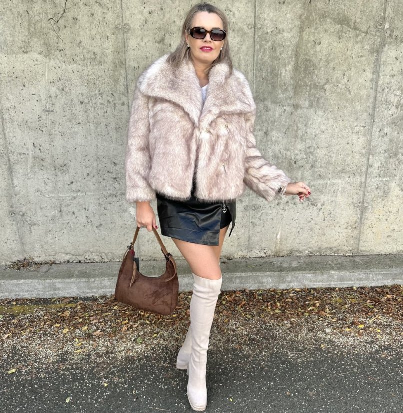 Béžový krátký kožich GLAM FUR - Velikost: UNI - Celková délka: 62 cm Prsa: 112 cm Délka rukávu od podpaží: 41 cm 