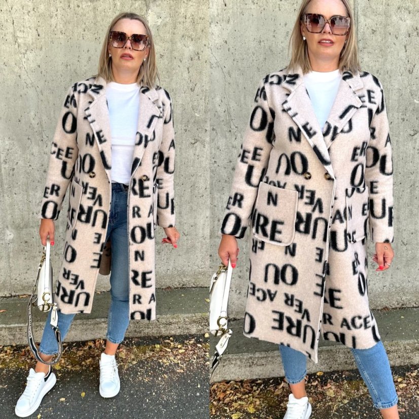 Dlouhý světle béžový kabát se vzorem písmen LETTER