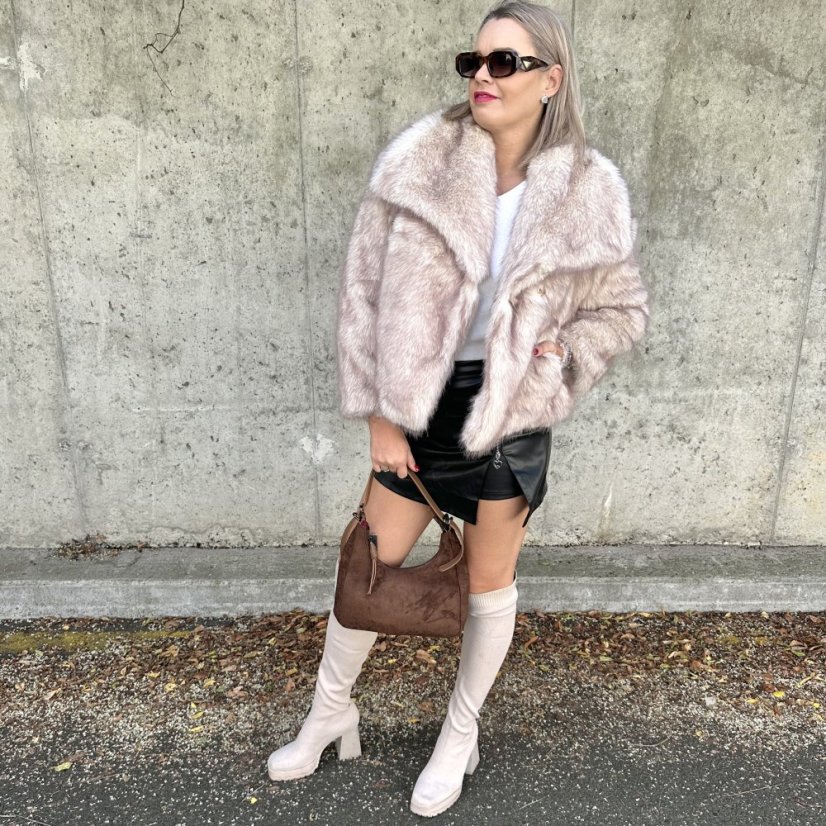 Béžový krátký kožich GLAM FUR - Velikost: UNI - Celková délka: 62 cm Prsa: 112 cm Délka rukávu od podpaží: 41 cm 