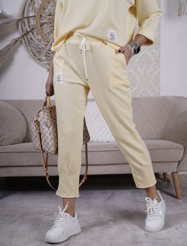 Světle žlutá fashion souprava z máslového materiálu PAMMY