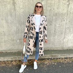 Dlouhý světle béžový kabát se vzorem písmen LETTER